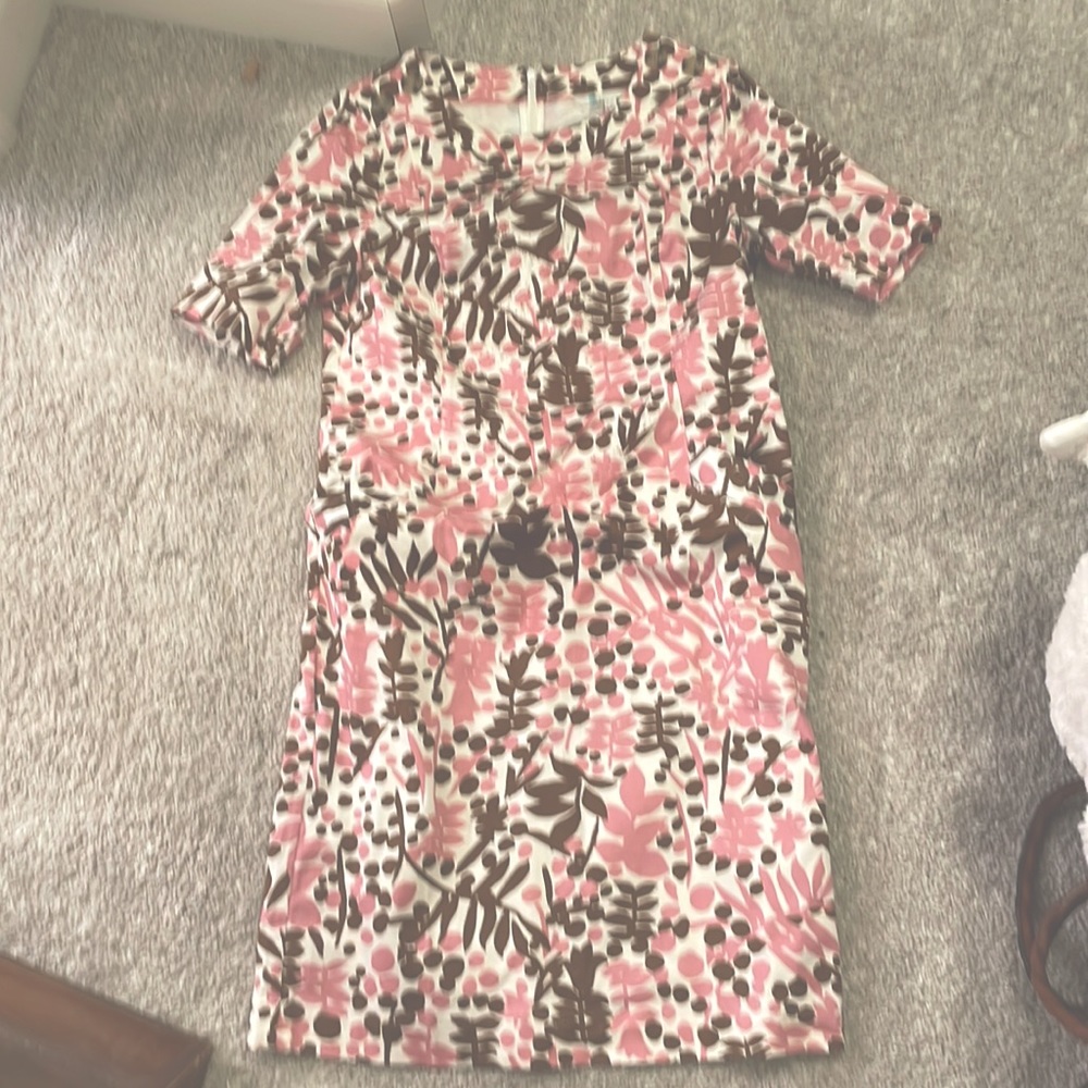 Gently used womens Bodwn dress 8L. Front pockets